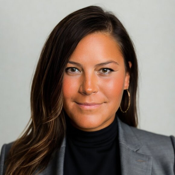 Meet your Posher, Tori - Picture 3 of 3